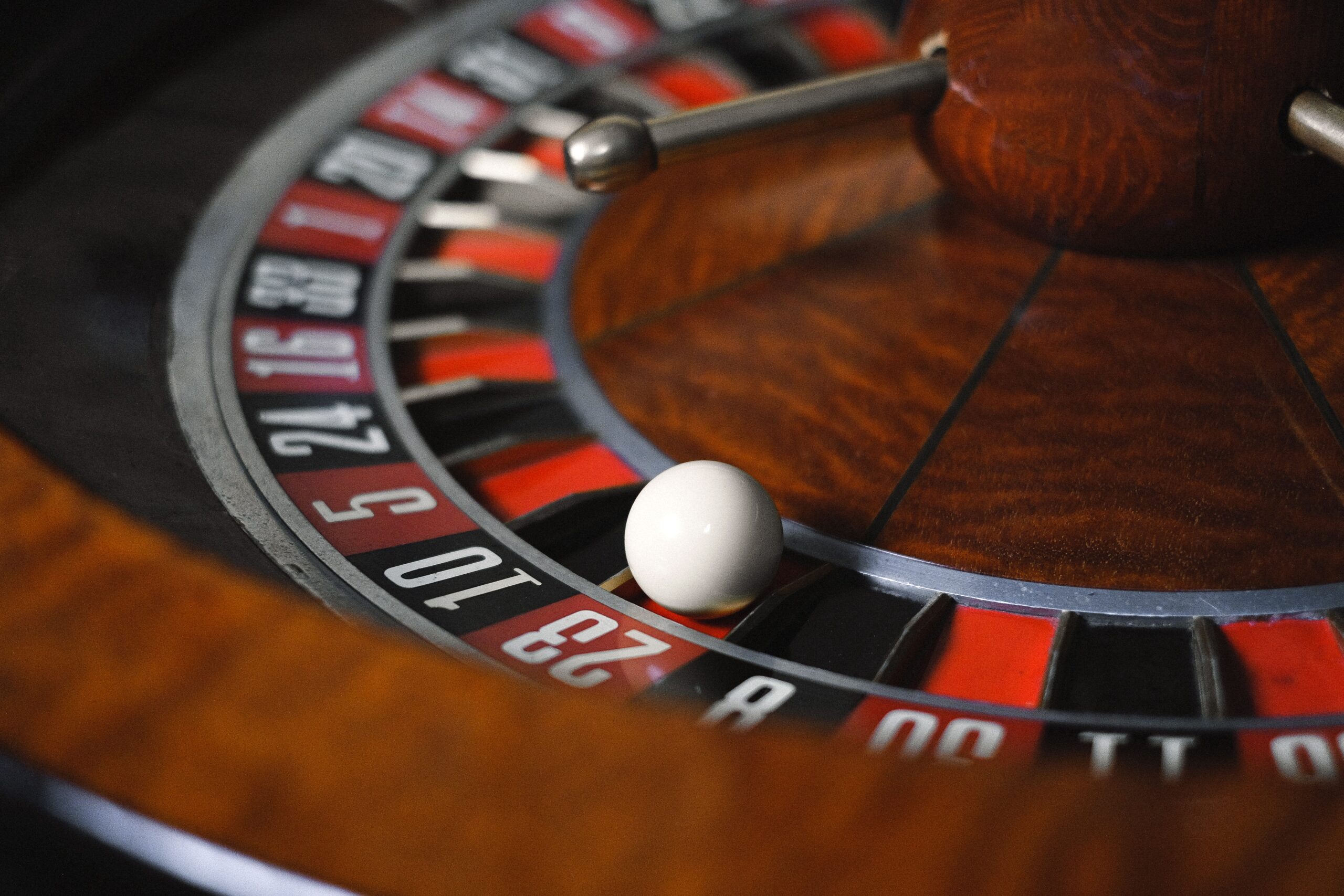 Choose only legal and regulated online casinos that offer no deposit bonuses.